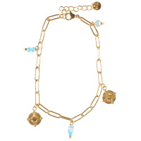Bracelet chaîne de cheville composé d'une chaîne avec deux pastilles au dessin d'étoile en acier doré et de deux perles de couleur turquoise, ainsi que des perles cylindriques en caoutchouc. Fermoir mousqueton avec 3 cm de rallonge.
