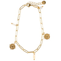 Bracelet chaîne de cheville composé d'une chaîne avec deux pastilles au dessin d'étoile en acier doré et de deux perles de couleur blanche, ainsi que des perles cylindriques en caoutchouc. Fermoir mousqueton avec 3 cm de rallonge.