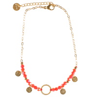 Bracelet chaîne de cheville composé d'une chaîne avec quatre pastilles martelées et d'un cercle en acier doré et des perles de couleur rouge. Fermoir mousqueton avec 3 cm de rallonge.