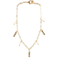 Bracelet chaîne de cheville composé d'une chaîne en acier doré, pampilles serties de 3 cristaux et des pampilles de 2 perles de couleur blanche. Fermoir mousqueton avec 3 cm de rallonge.