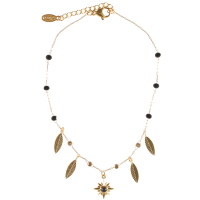 Bracelet chaîne de cheville composé d'une chaîne avec pampilles plumes en acier doré, de perles de couleur noire et d'un pendentif étoile surmontée d'une pierre de couleur noire. Fermoir mousqueton avec 3 cm de rallonge.