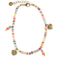 Bracelet chaîne de cheville composé de perles heishi en caoutchouc multicolore, de perles multicolores et de pampilles cœurs en acier doré. Fermoir mousqueton en acier doré avec 3 cm de rallonge.