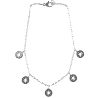 Bracelet chaîne de cheville composé d'une chaîne avec pampilles rondes ajourées d'une étoile en acier argenté. Fermoir mousqueton avec 3 cm de rallonge.