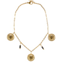 Bracelet chaîne de cheville composé d'une chaîne en acier doré, des pampilles de perles de couleur noire et des pampilles rondes représentant un soleil en acier doré. Fermoir mousqueton avec 3 cm de rallonge.