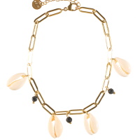 Bracelet chaîne de cheville composé d'une chaîne en acier doré, de pampilles perles de couleur noire et de coquillages cauris. Fermoir mousqueton en acier doré avec 3 cm de rallonge.