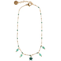 Bracelet chaîne de cheville composé d'une chaîne en acier doré, de perles en émail de couleur verte, pampilles de perles de couleur verte et d'une étoile pavée de strass de couleur verte. Fermoir mousqueton avec 3 cm de rallonge.