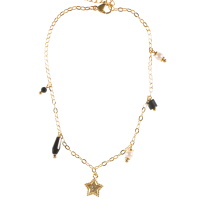 Bracelet chaîne de cheville composé d'une chaîne en acier doré, de pampilles de perles de couleur noire, de perles de nacre et un pendant étoile en acier doré pavé de strass. Fermoir mousqueton avec 3 cm de rallonge.