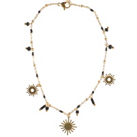 Bracelet chaîne de cheville composé d'une chaîne en acier doré, de perles en émail de couleur noire, de pampilles de perles de couleur noire et 3 pendants soleil en acier doré. Fermoir mousqueton avec 3 cm de rallonge.