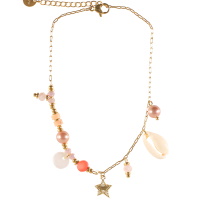 Bracelet chaîne de cheville composé d'une chaîne en acier doré, de perles de couleur rose, un pendant étoile en acier doré, un coquillage cauri, d'une perle ronde plate en nacre et d'une pampille ronde de nacre. Fermoir mousqueton avec 3 cm de rallonge.