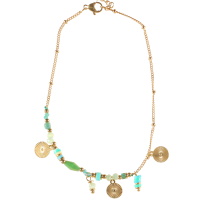 Bracelet chaîne de cheville composé d'une chaîne en acier doré, de perles de couleur verte et de pampilles rondes en acier doré. Fermoir mousqueton avec 3 cm de rallonge.