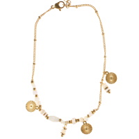 Bracelet chaîne de cheville composé d'une chaîne en acier doré, de perles de couleur blanche et de pampilles rondes en acier doré. Fermoir mousqueton avec 3 cm de rallonge.