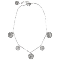Bracelet chaîne de cheville composé d'une chaîne avec pendants en forme de pièces de monnaie et de pastilles martelées en acier argenté. Fermoir mousqueton avec 3 cm de rallonge. 