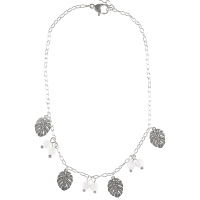 Bracelet chaîne de cheville composé d'une chaîne avec pendants en forme de feuille de philodendron en acier argenté et de pampilles perles de couleur blanche. Fermoir mousqueton avec 3 cm de rallonge.