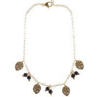 Bracelet chaîne de cheville composé d'une chaîne avec pendants en forme de feuille de philodendron en acier doré et de pampilles perles de couleur noire. Fermoir mousqueton avec 3 cm de rallonge.