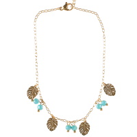 Bracelet chaîne de cheville composé d'une chaîne avec pendants en forme de feuille de philodendron en acier doré et de pampilles perles de couleur turquoise. Fermoir mousqueton avec 3 cm de rallonge.