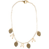 Bracelet chaîne de cheville composé d'une chaîne avec pendants en forme de feuille de philodendron en acier doré et de pampilles perles de couleur blanche. Fermoir mousqueton avec 3 cm de rallonge.