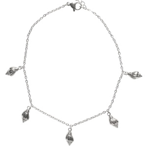 Bracelet de cheville composé d'une chaîne avec pendants coquillages en acier argenté. Fermoir mousqueton avec 3 cm de rallonge.