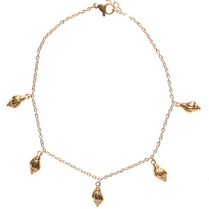 Bracelet de cheville composé d'une chaîne avec pendants coquillages en acier doré. Fermoir mousqueton avec 3 cm de rallonge.