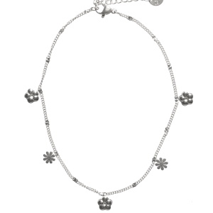 Bracelet de cheville composé d'une chaîne avec pendants en forme de fleur en acier argenté. Fermoir mousqueton avec 3 cm de rallonge.