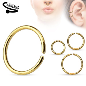 Piercing anneau en acier recouvert de titane doré.