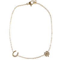 Bracelet chaîne de cheville composé d'une chaîne en acier doré avec un fer à cheval et un trèfle à quatre feuilles pavés de strass. Fermoir mousqueton avec 5 cm de rallonge.