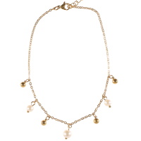 Bracelet chaîne de cheville composé d'une chaîne avec pampilles rondes en acier doré et des pampilles en perles d'imitation nacre. Fermoir mousqueton avec 4 cm de rallonge.