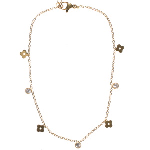 Bracelet de cheville composé d'une chaîne avec pendants en forme de trèfles à quatre feuilles en acier doré et de trois strass sertis clos. Fermoir mousqueton avec 5 cm de rallonge.