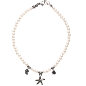 Bracelet de cheville composé d'une chaîne avec des perles d'imitation et des pendants en forme de feuille, étoile de mer et soleil en acier argenté. Fermoir mousqueton avec 5 cm de rallonge.
