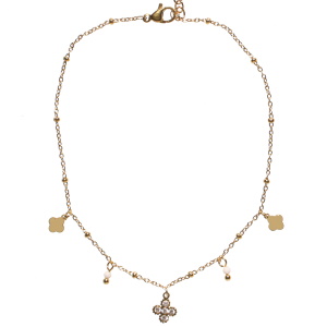 Bracelet chaîne de cheville composé d'une chaîne avec pendants en forme de trèfle à quatre feuilles en acier doré, de perles blanches et d'un trèfle serti de strass. Fermoir mousqueton avec 5 cm de rallonge.