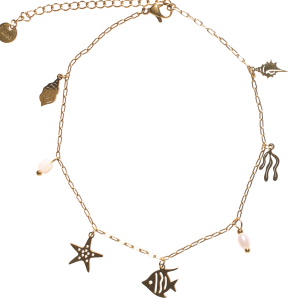 Bracelet de cheville composé d'une chaîne avec des pendants en forme de poisson, étoile de mer, algues et coquillages en acier doré et de perles d'imitation. Fermoir mousqueton avec 5 cm de rallonge.