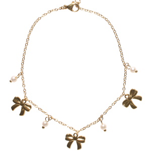 Bracelet de cheville composé d'une chaîne avec des pendants en forme de nœuds papillon en acier doré et de trois perles d'imitation. Fermoir mousqueton avec 4 cm de rallonge.