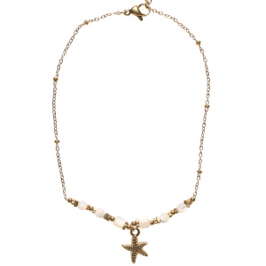 Bracelet chaîne de cheville composé d'une chaîne avec un pendant en forme d'étoile de mer en acier doré et de perles blanches. Fermoir mousqueton avec 5 cm de rallonge.