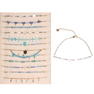 Bracelet de cheville composé d'une chaîne en acier doré avec soit des cœurs, des perles ou des trèfles en nacre d'imitation et des perles de couleur bleue. 12 modèles différents. Vendu à l'unité. Votre préférence en commentaire.