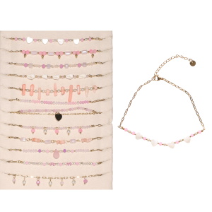 Bracelet de cheville composé d'une chaîne en acier doré avec soit des cœurs, des perles ou des trèfles en nacre d'imitation et des perles de couleur rose. 12 modèles différents. Vendu à l'unité. Votre préférence en commentaire.