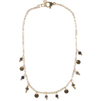 Bracelet chaîne de cheville composé d'une chaîne avec pampilles rondes en acier doré et de pampilles en perles de couleur noire. Fermoir mousqueton avec 5 cm de rallonge.