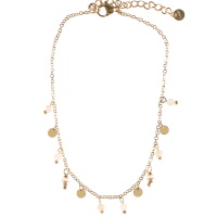 Bracelet chaîne de cheville composé d'une chaîne avec pampilles rondes en acier doré et de pampilles en perles de couleur blanche. Fermoir mousqueton avec 5 cm de rallonge.