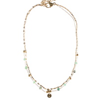 Bracelet chaîne de cheville double rangs composé d'une chaîne en acier doré et d'une chaîne avec perles en acier doré et de perles de couleur verte. Les deux chaînes sont attachées avec une pampille ronde représentant une étoile. Fermoir mousqueton avec 5 cm de rallonge.