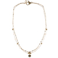 Bracelet chaîne de cheville double rangs composé d'une chaîne en acier doré et d'une chaîne avec perles en acier doré et de perles de couleur blanche. Les deux chaînes sont attachées avec une pampille ronde représentant une étoile. Fermoir mousqueton avec 5 cm de rallonge.