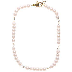 Bracelet chaîne de cheville composé d'une chaîne en acier doré et de perles d'imitation. Fermoir mousqueton avec 5 cm de rallonge.