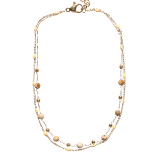 Bracelet chaîne de cheville double rangs composé d'une chaîne en acier doré et de perles en émail de couleur écrue, ainsi qu'une chaîne avec des perles en acier doré et des perles marron. Fermoir mousqueton avec 5 cm de rallonge.
