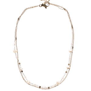 Bracelet chaîne de cheville double rangs composé d'une chaîne en acier doré, ainsi qu'une chaîne avec des perles cubiques en acier doré et des perles d'imitation. Fermoir mousqueton avec 5 cm de rallonge.