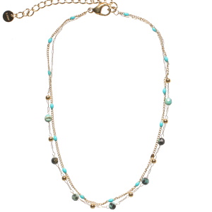 Bracelet chaîne de cheville double rangs composé d'une chaîne en acier doré et de perles en émail de couleur verte, ainsi qu'une chaîne avec des perles en acier doré et des perles vertes. Fermoir mousqueton avec 5 cm de rallonge.