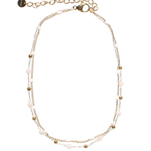 Bracelet chaîne de cheville double rangs composé d'une chaîne en acier doré et de perles en émail de couleur blanche, ainsi qu'une chaîne avec des perles en acier doré et des perles blanches. Fermoir mousqueton avec 5 cm de rallonge.