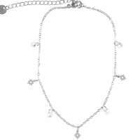 Bracelet chaîne de cheville composé d'une chaîne avec pampilles en forme d'étoile en acier argenté et de pampilles cristaux. Fermoir mousqueton avec 5 cm de rallonge.