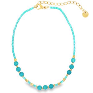 Affirmez votre style estival avec cette magnifique chaîne de cheville en acier, l'accessoire indispensable pour sublimer vos tenues de plage ou vos looks décontractés de tous les jours. Alliant la robustesse et la brillance de l'acier à la fraîcheur des tons azurs, ce bijou apporte une touche de lumière immédiate à votre cheville. Sa fine rangée de perles de rocaille turquoise est rythmée sur le devant par une délicate alternance de perles texturées dorées et de perles plus volumineuses à l'aspect facetté ou pierre naturelle, créant un superbe contraste de matières et de reflets. Dotée d'un fermoir mousqueton sécurisé et d'une chaînette d'extension, elle s'adapte idéalement à toutes les morphologies de chevilles.