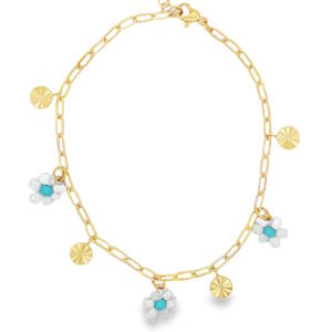 Cette chaîne de cheville en acier inoxydable doré associe la finesse d’une maille moderne à la fraîcheur de détails colorés et estivaux. Inspirée de l'esprit bohème et des tendances beaded jewelry, elle habillera délicatement votre cheville avec une touche de pep's. Elle est ornée de trois petites fleurs style marguerite aux pétales blancs texturés et au cœur perlé bleu turquoise, ainsi que de quatre pampilles rondes et striées qui captent subtilement la lumière à chacun de vos pas. Dotée d'un fermoir mousqueton sécurisé et d'une chaînette d'extension, elle s'adapte idéalement à toutes les morphologies de chevilles.
