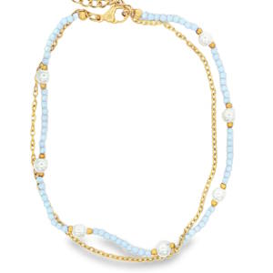 Cette magnifique chaîne de cheville double rang apporte une touche de fraîcheur et d'élégance estivale à votre style. Conçue pour épouser délicatement la cheville, elle combine la durabilité de l'acier et le charme intemporel des perles pour un look à la fois bohème et raffiné. Le bijou se compose de deux chaînes superposées qui créent un effet de superposition parfait. Une fine chaîne en maille forçat dorée, épurée et lumineuse. Un enchaînement de petites perles facettées bleu ciel, intercalées de perles blanches plus imposantes à l'aspect marbré ou nacré, encadrées par de petites billes dorées. Dotée d'un fermoir mousqueton sécurisé et d'une chaînette d'extension, elle s'adapte idéalement à toutes les morphologies de chevilles.