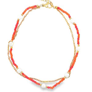 Cette magnifique chaîne de cheville double rang apporte une touche de fraîcheur et d'élégance estivale à votre style. Conçue pour épouser délicatement la cheville, elle combine la durabilité de l'acier et le charme intemporel des perles pour un look à la fois bohème et raffiné. Le bijou se compose de deux chaînes superposées qui créent un effet de superposition parfait. Une fine chaîne en maille forçat dorée, épurée et lumineuse. Un enchaînement de petites perles facettées oranges, intercalées de perles blanches plus imposantes à l'aspect marbré ou nacré, encadrées par de petites billes dorées. Dotée d'un fermoir mousqueton sécurisé et d'une chaînette d'extension, elle s'adapte idéalement à toutes les morphologies de chevilles.