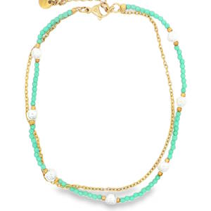 Cette magnifique chaîne de cheville double rang apporte une touche de fraîcheur et d'élégance estivale à votre style. Conçue pour épouser délicatement la cheville, elle combine la durabilité de l'acier et le charme intemporel des perles pour un look à la fois bohème et raffiné. Le bijou se compose de deux chaînes superposées qui créent un effet de superposition parfait. Une fine chaîne en maille forçat dorée, épurée et lumineuse. Un enchaînement de petites perles facettées vertes, intercalées de perles blanches plus imposantes à l'aspect marbré ou nacré, encadrées par de petites billes dorées. Dotée d'un fermoir mousqueton sécurisé et d'une chaînette d'extension, elle s'adapte idéalement à toutes les morphologies de chevilles.