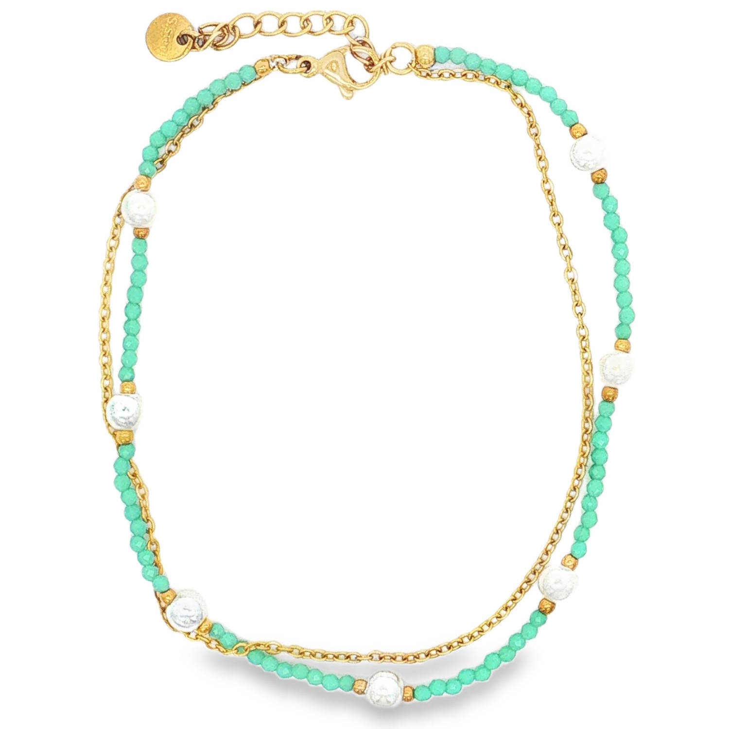 Cette magnifique chaîne de cheville double rang apporte une touche de fraîcheur et d'élégance estivale à votre style. Conçue pour épouser délicatement la cheville, elle combine la durabilité de l'acier et le charme intemporel des perles pour un look à la fois bohème et raffiné.<br/>Le bijou se compose de deux chaînes superposées qui créent un effet de superposition parfait.<br/>Une fine chaîne en maille forçat dorée, épurée et lumineuse.<br/>Un enchaînement de petites perles facettées vertes, intercalées de perles blanches plus imposantes à l'aspect marbré ou nacré, encadrées par de petites billes dorées.<br/>Dotée d'un fermoir mousqueton sécurisé et d'une chaînette d'extension, elle s'adapte idéalement à toutes les morphologies de chevilles. Cheville Multirangs Perle Adolescent Adulte Eté Femme Fille Indémodable Printemps Cette magnifique chaîne de cheville double rang apporte une touche de fraîcheur et d'élégance estivale à votre style. Conçue pour épouser délicatement la cheville, elle combine la durabilité de l'acier et le charme intemporel des perles pour un look à la fois bohème et raffiné.<br/>Le bijou se compose de deux chaînes superposées qui créent un effet de superposition parfait.<br/>Une fine chaîne en maille forçat dorée, épurée et lumineuse.<br/>Un enchaînement de petites perles facettées vertes, intercalées de perles blanches plus imposantes à l'aspect marbré ou nacré, encadrées par de petites billes dorées.<br/>Dotée d'un fermoir mousqueton sécurisé et d'une chaînette d'extension, elle s'adapte idéalement à toutes les morphologies de chevilles. Cheville Multirangs Perle Adolescent Adulte Eté Femme Fille Indémodable Printemps